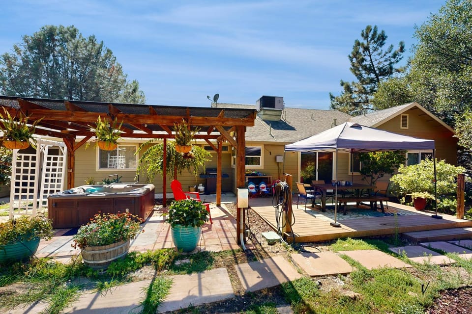 1 Mi to Lake Tulloch: Home w/ Patio Oasis & Pool House in Copperopolis