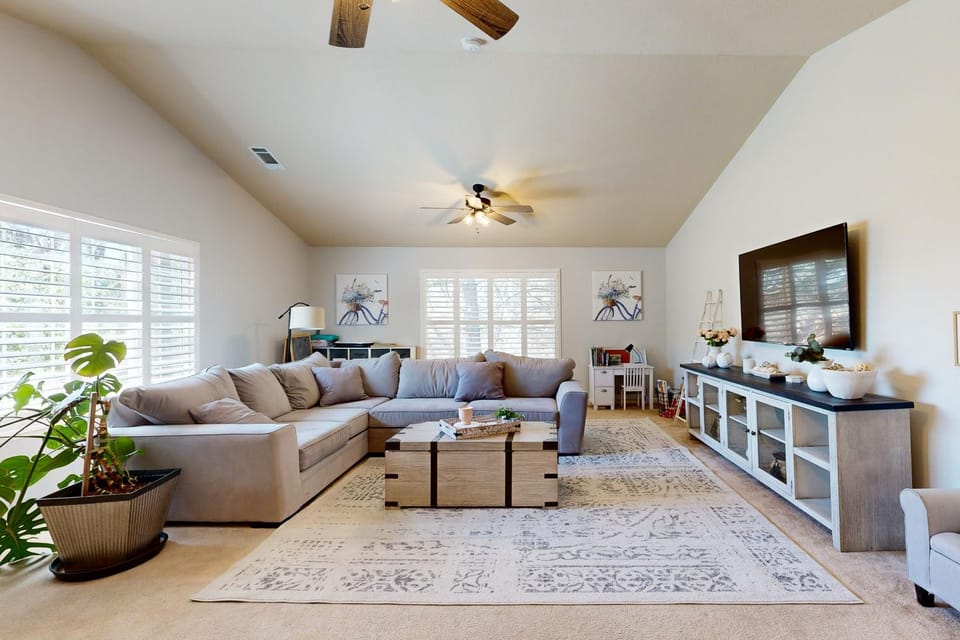 1 Mi to Lake Tulloch Home with Patio Oasis and Pool House in Copperopolis