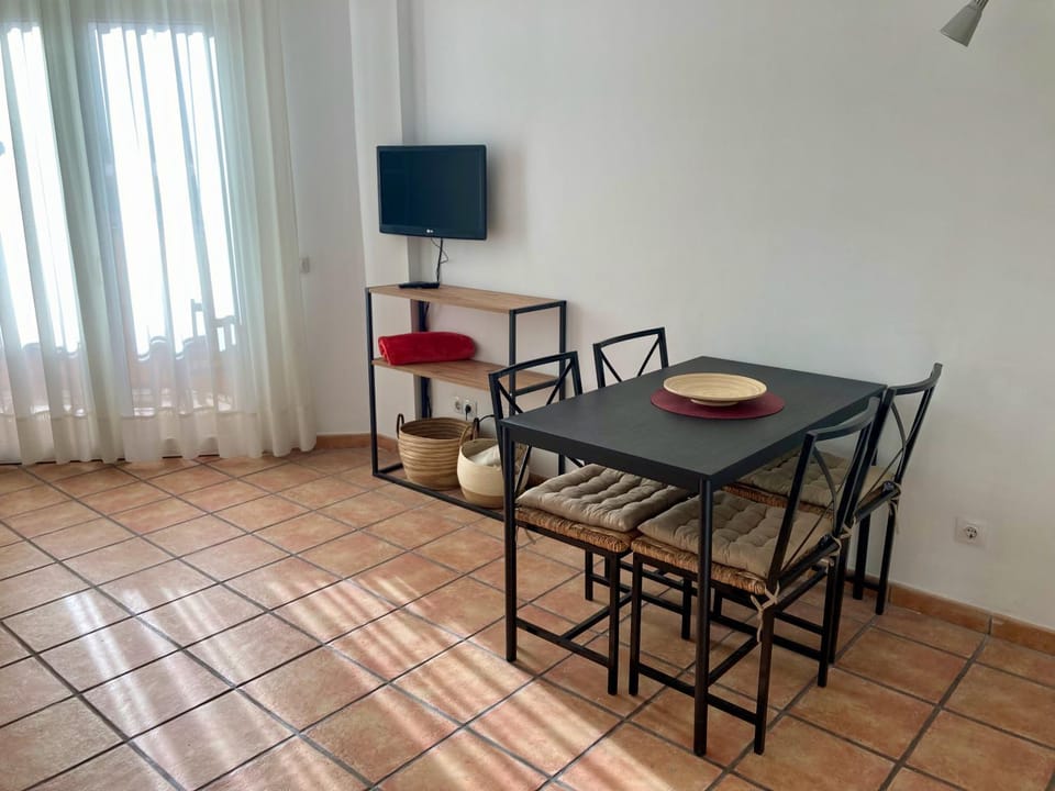 TV and multimedia, Living room, Seating area, Dining area