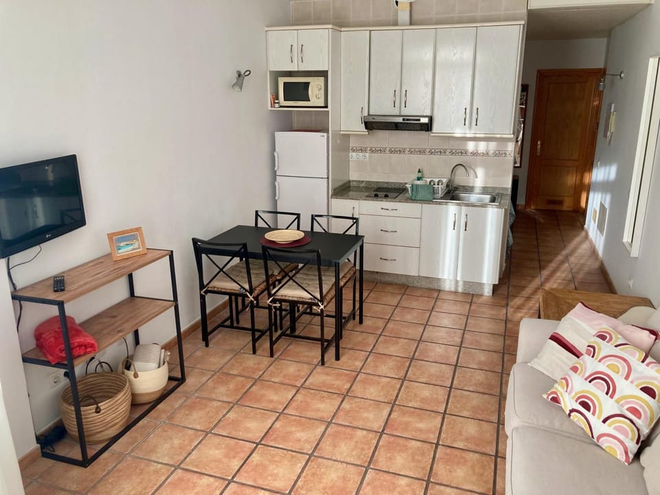 Coffee/tea facilities, Kitchen or kitchenette, Seating area, Dining area, microwave, stove, toaster