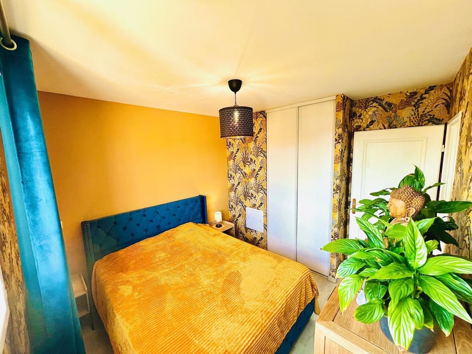 Bed, Photo of the whole room, Bedroom, wardrobe