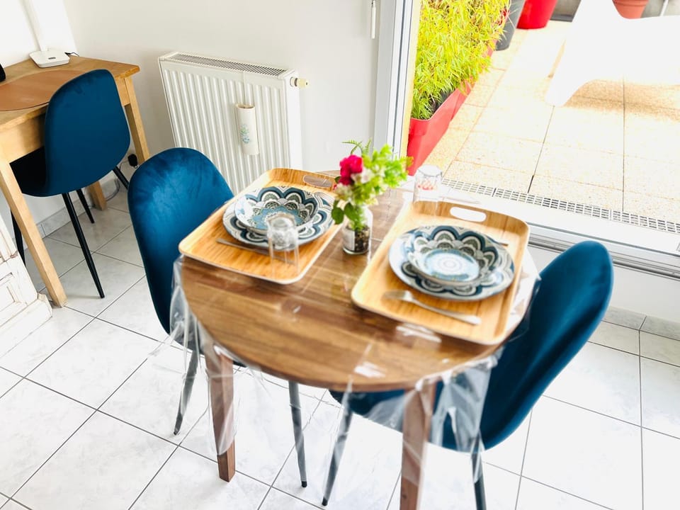 Living room, Seating area, Dining area, internet