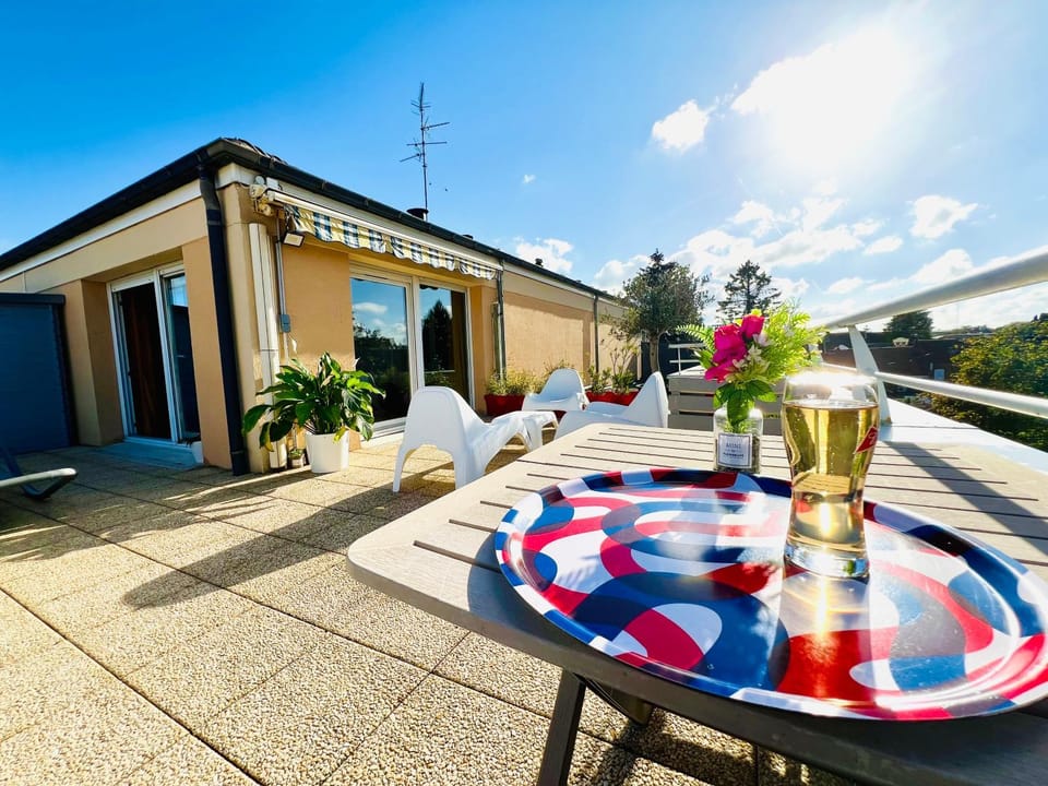 Property building, Patio, Day, View (from property/room), Balcony/Terrace, Dining area, Drinks