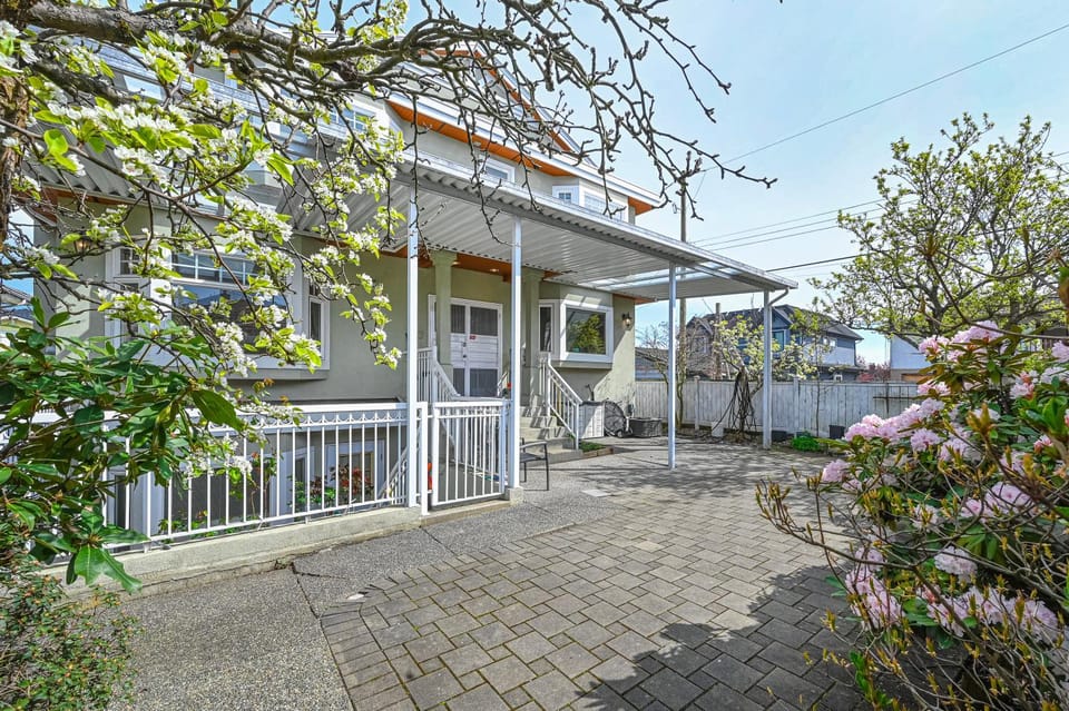 7 Bedrooms in the Heart of Vancouver Hotel in Vancouver