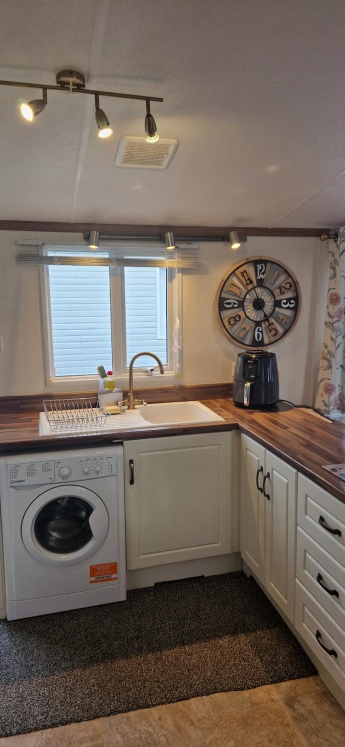 Kitchen or kitchenette, washing machine