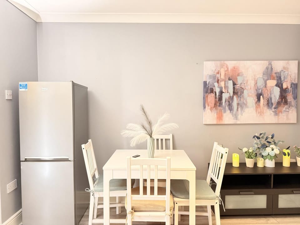 Kitchen or kitchenette, Dining area, oven