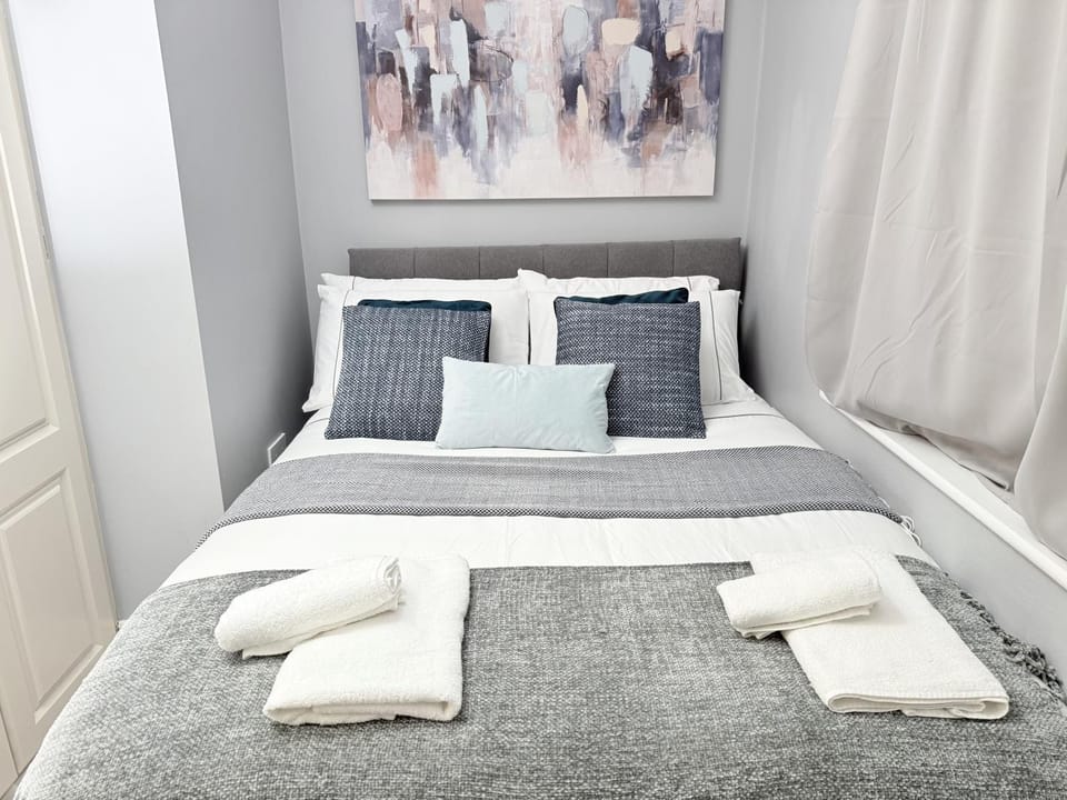 Bed, Photo of the whole room, Bedroom, towels