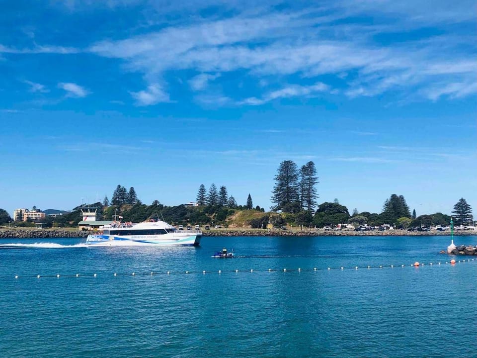 Waves on North, El Sandi 4, Beachfront getaway Apartment in Forster