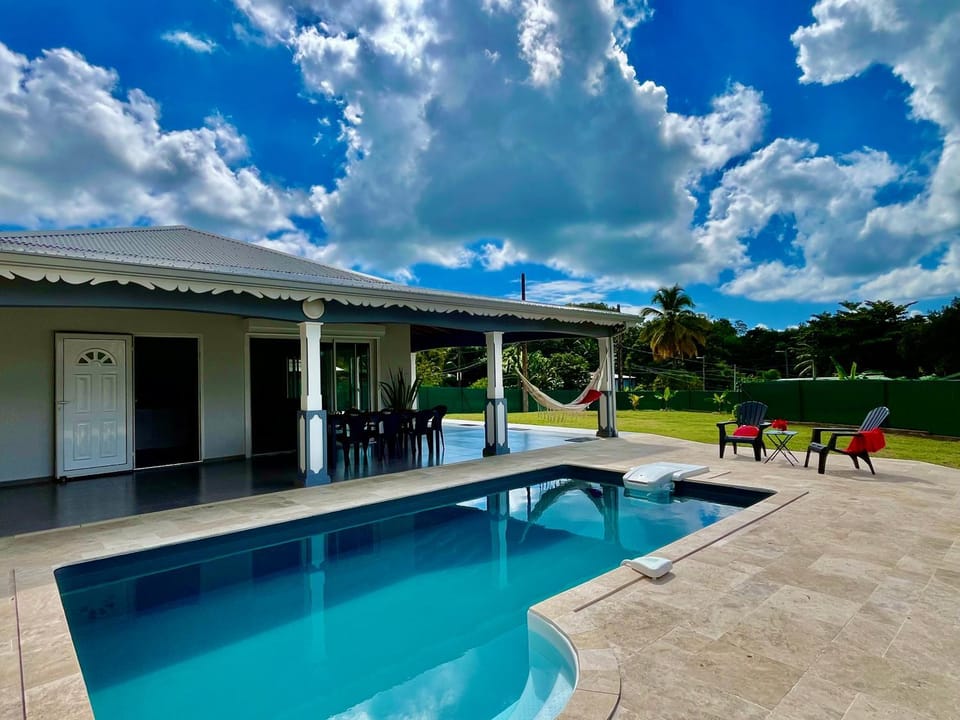 Property building, Day, Balcony/Terrace, Pool view, Swimming pool, Swimming pool, sunbed