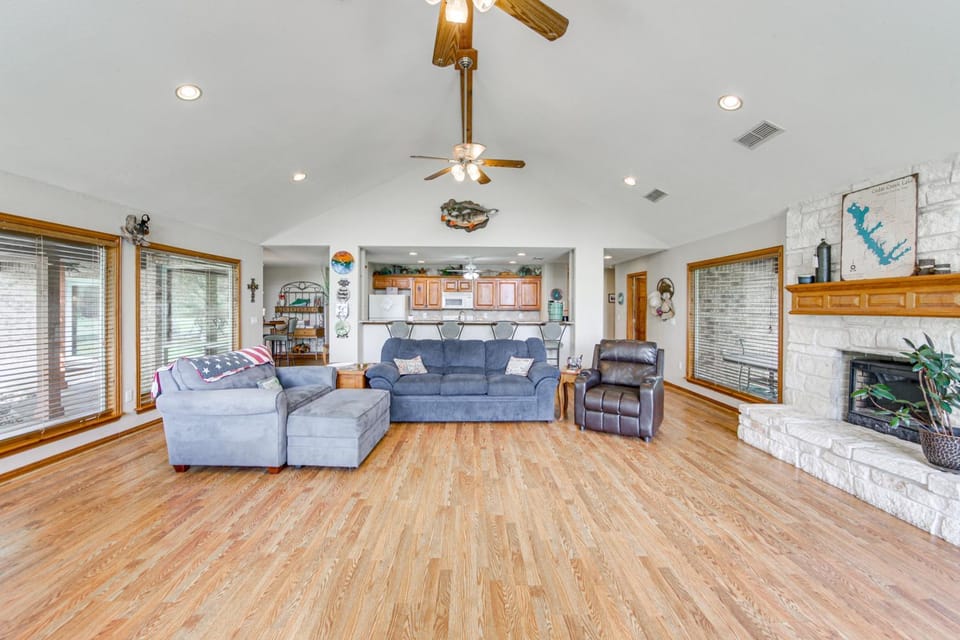 ‘Rhodes Retreat’ w/ Dock on Cedar Creek Lake! House in Cedar Creek Reservoir