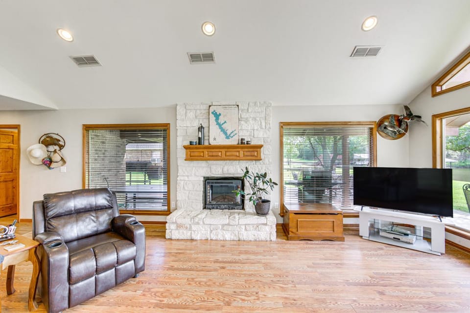 ‘Rhodes Retreat’ w/ Dock on Cedar Creek Lake! House in Cedar Creek Reservoir