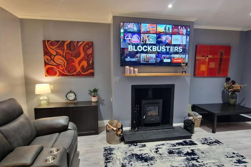 Communal lounge/ TV room, TV and multimedia, Living room, Seating area, Evening entertainment