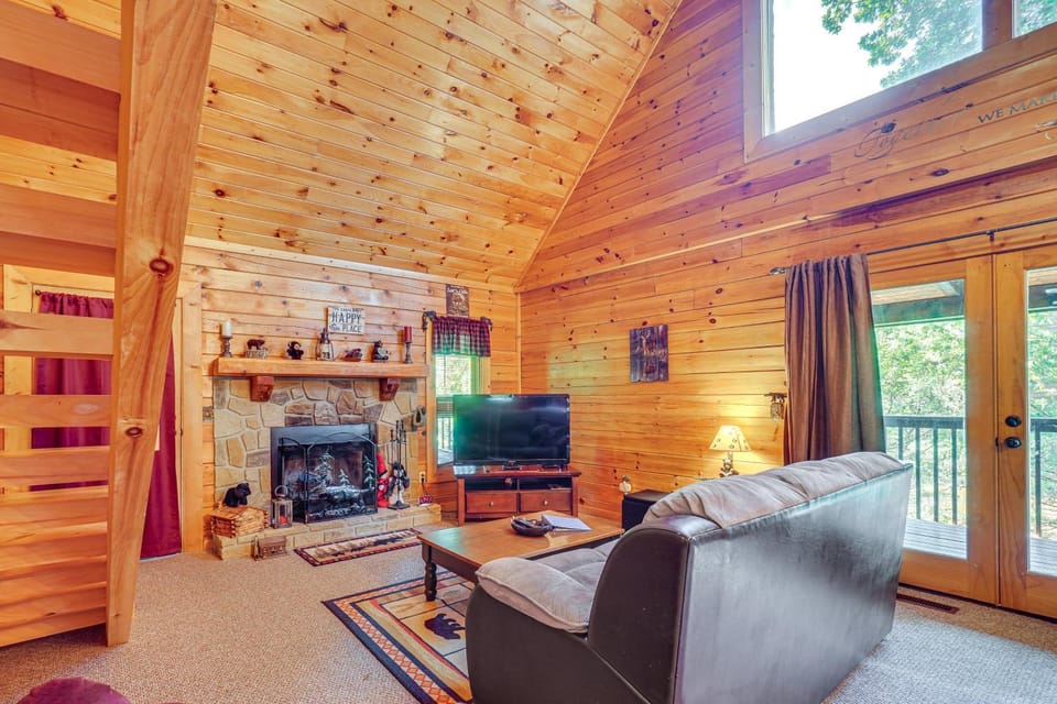 Cozy Cabin w/ Hot Tub < Half-Mi to Douglas Lake! Cabin in Douglas Lake
