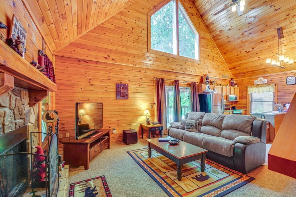 Cozy Cabin w/ Hot Tub < Half-Mi to Douglas Lake! Cabin in Douglas Lake