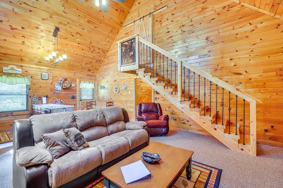 Cozy Cabin w/ Hot Tub < Half-Mi to Douglas Lake! Cabin in Douglas Lake