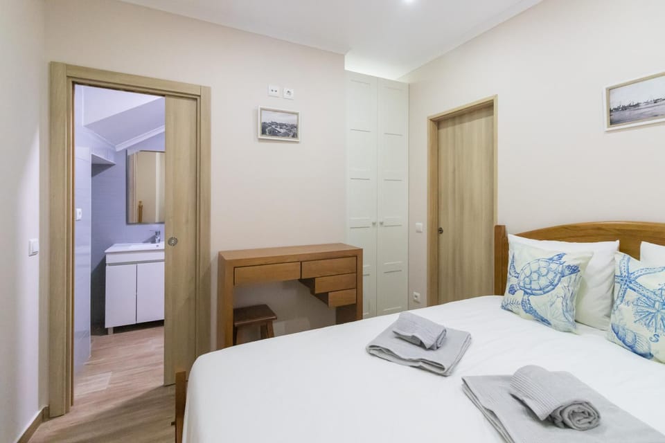 Bed, Photo of the whole room, Bedroom, towels, wardrobe