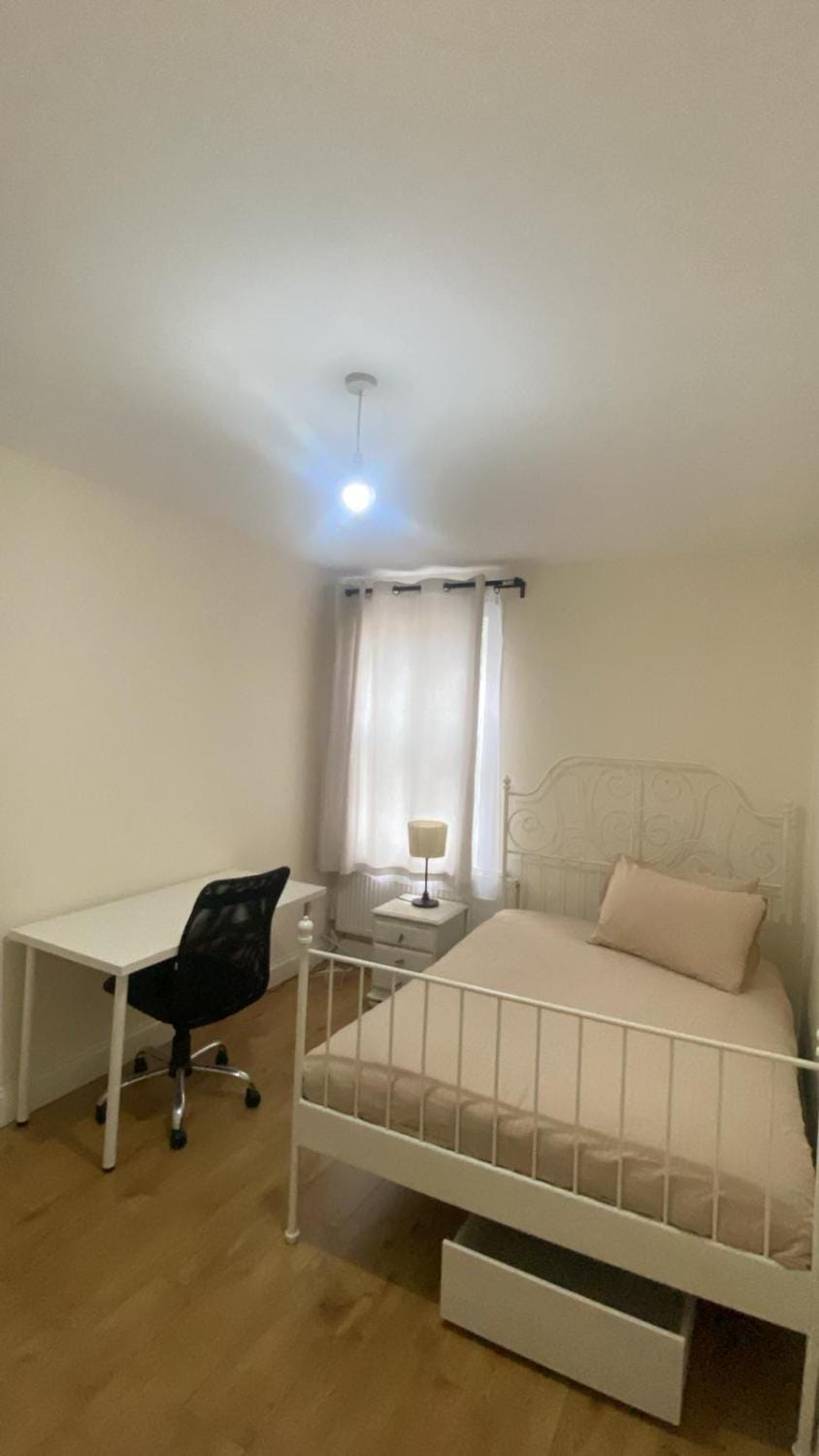 Spacious 4 bedroom house 30mins from London Bridge House in Dartford