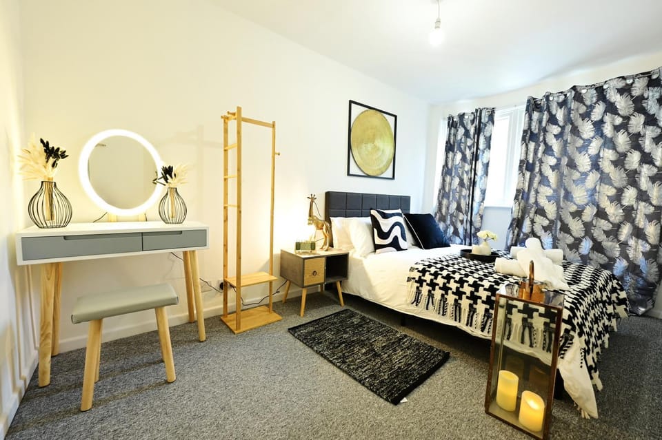 Property building, Bed, Photo of the whole room, Bedroom