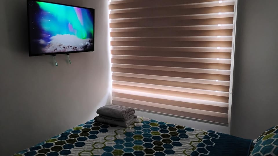 Bed, TV and multimedia, Photo of the whole room, Bedroom