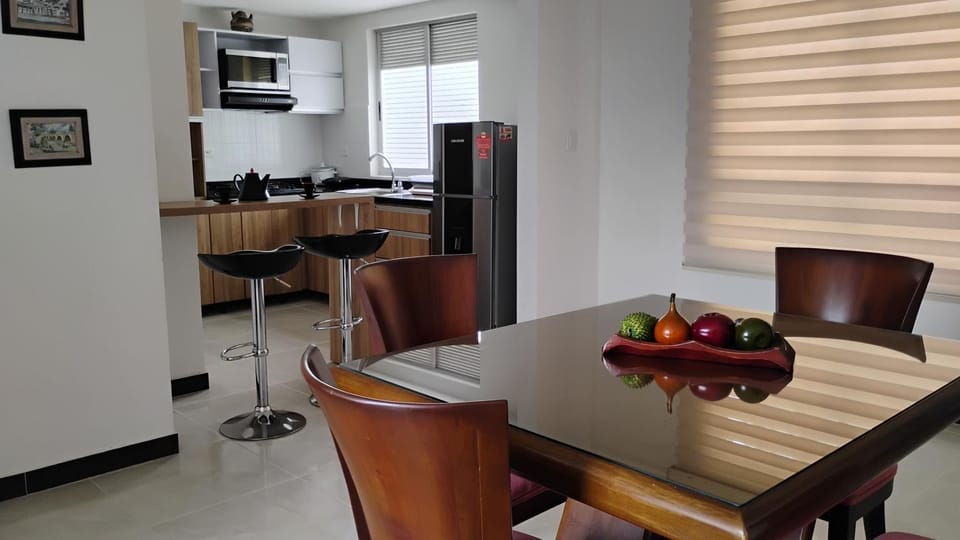 Kitchen or kitchenette, Food and drinks, Dining area, Food