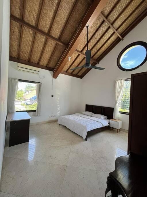 6 Bdr Villa with swimming pool Villa in Bali