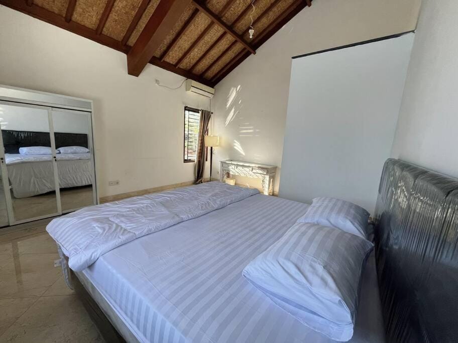 6 Bdr Villa with swimming pool Villa in Bali