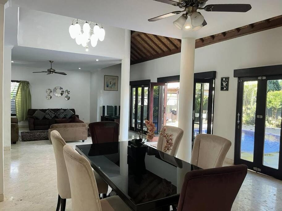 6 Bdr Villa with swimming pool Villa in Bali