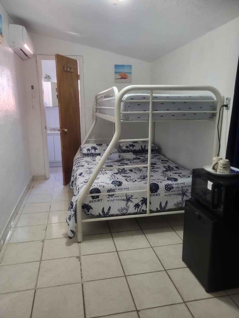 Bed, Photo of the whole room, Bedroom, bunk bed