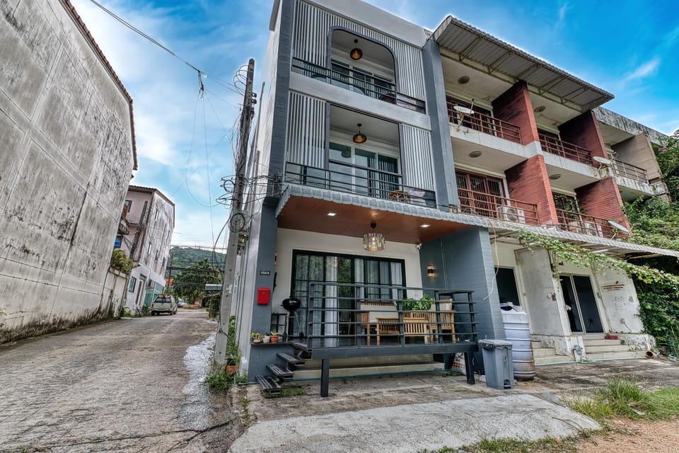Property building, Patio, Neighbourhood, Balcony/Terrace, Street view