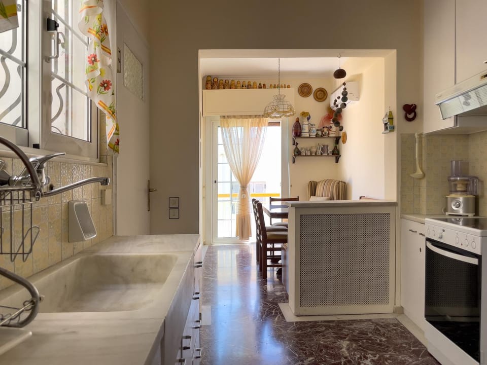 Kitchen or kitchenette, Dining area, oven, stove