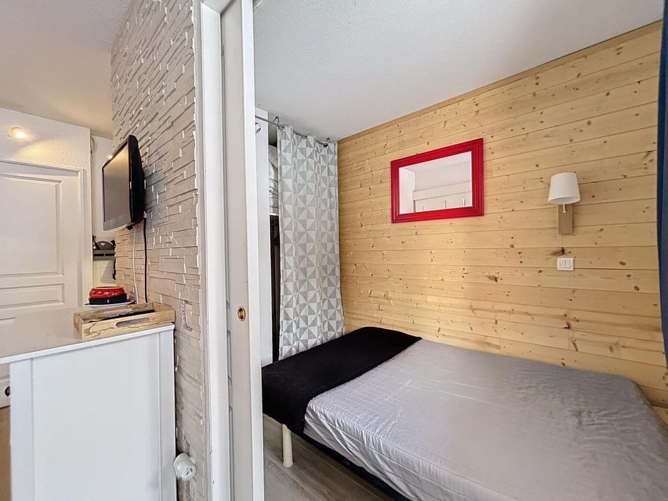 Bed, Photo of the whole room, wardrobe