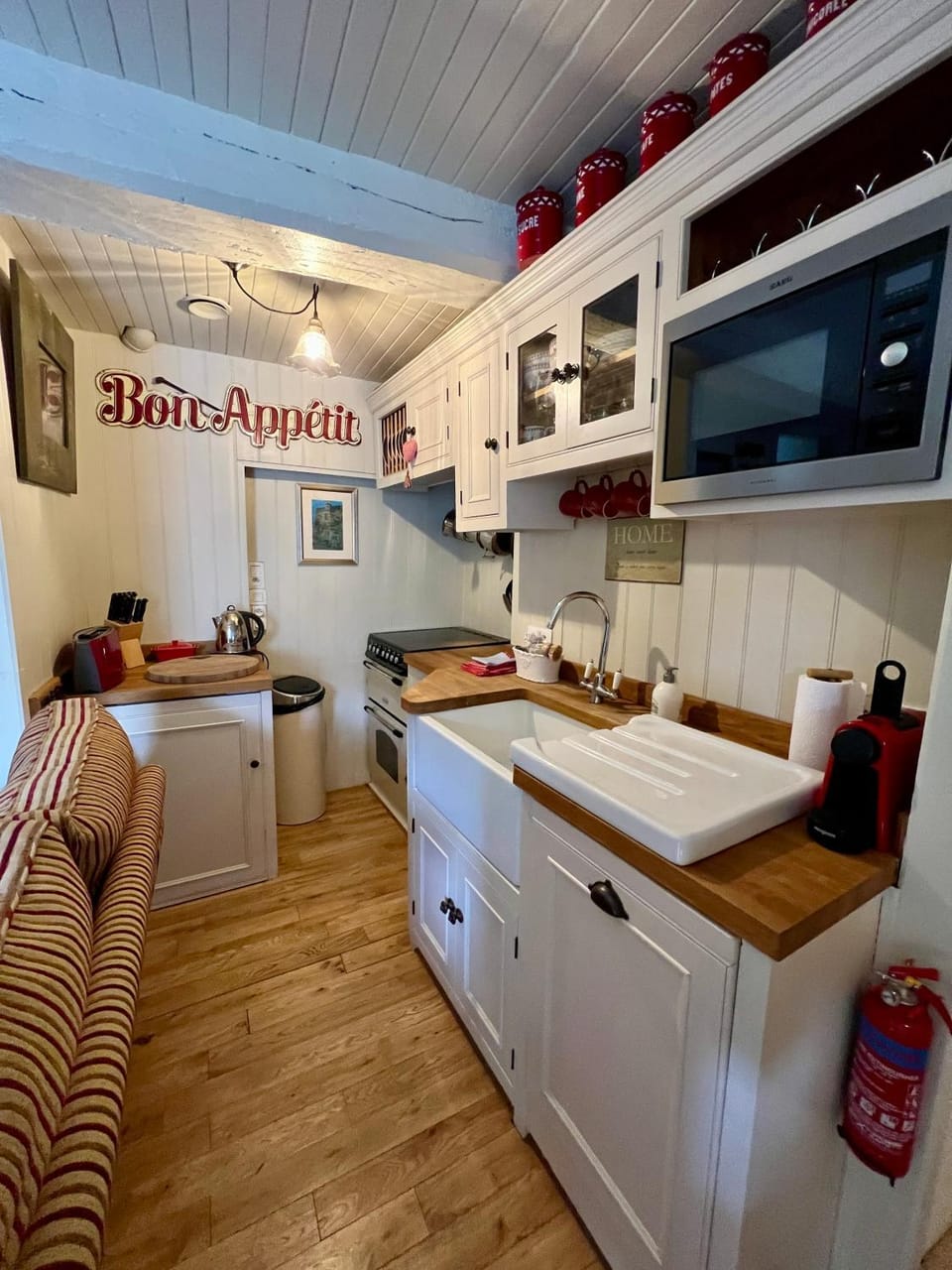 Kitchen or kitchenette, dishwasher, stove