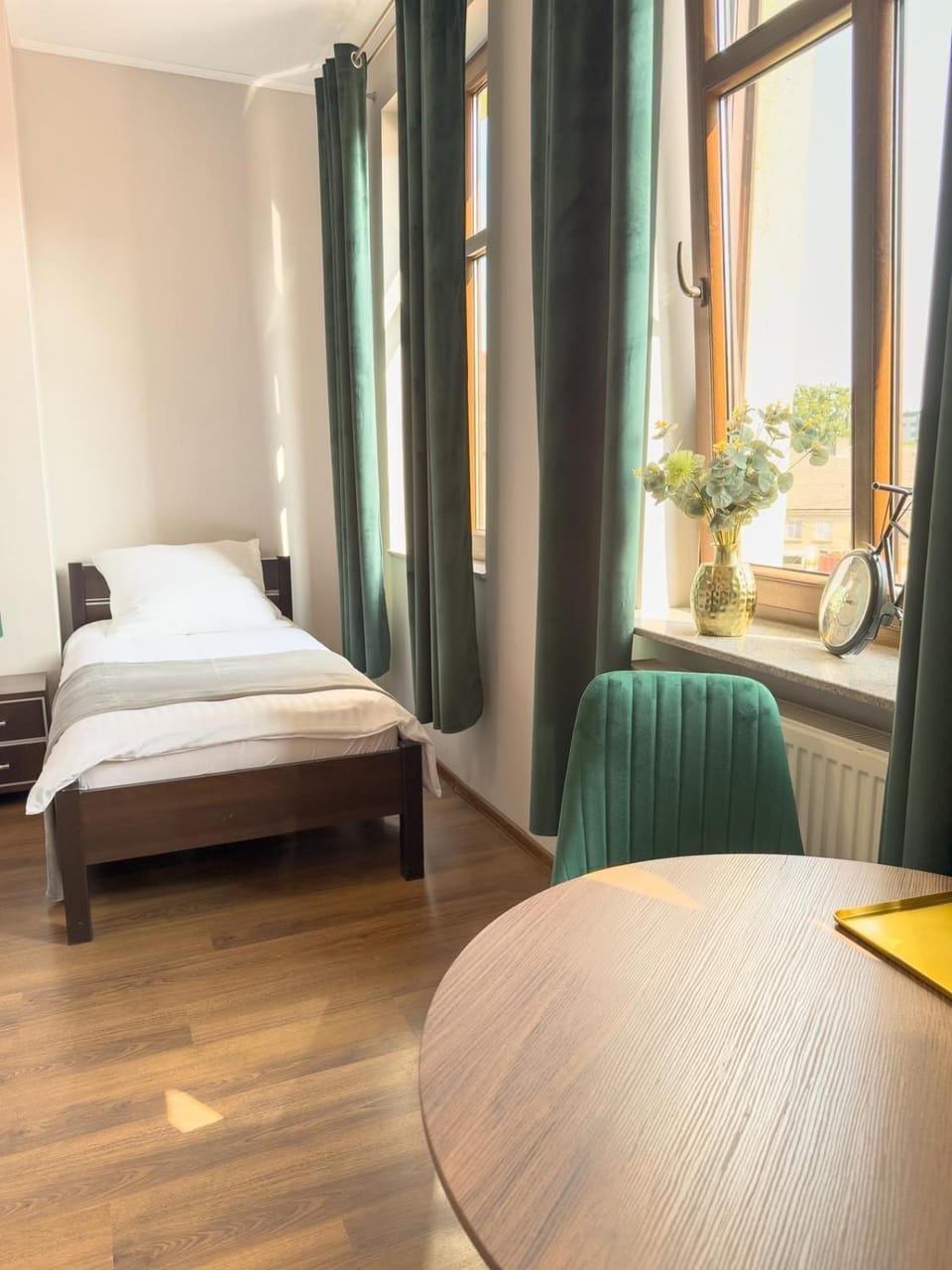 Bed, Living room, Photo of the whole room, Seating area, Bedroom