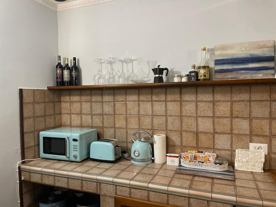 Coffee/tea facilities, Kitchen or kitchenette, Food and drinks, Food, toaster