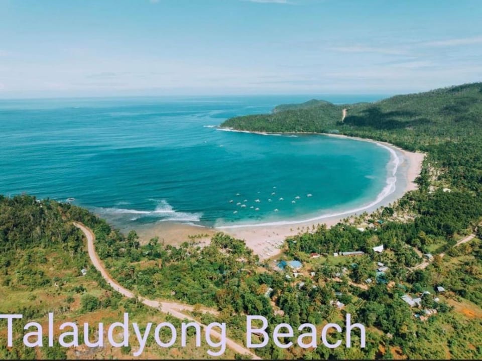 Villa Skanderbeg Guest House Talaudyong Beach Bed and Breakfast in Puerto Princesa