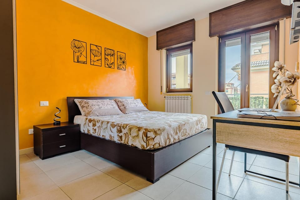 Photo of the whole room, Bedroom