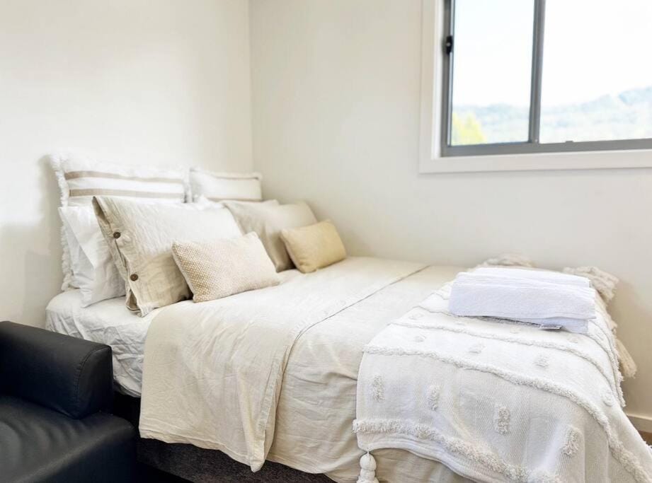 Coastlight - Modern Beachside Studio in Woonona Apartment in Wollongong