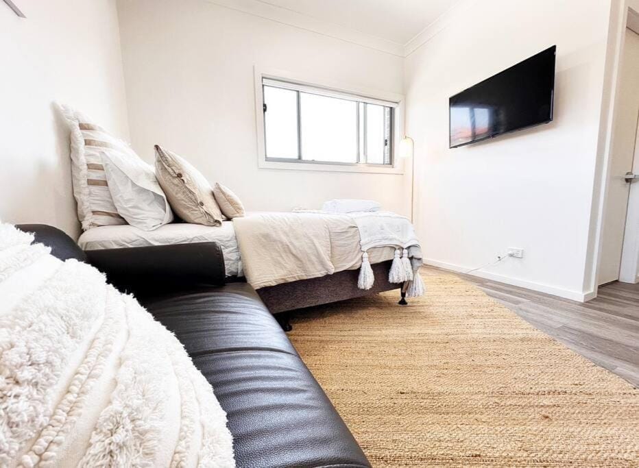 Coastlight - Modern Beachside Studio in Woonona Apartment in Wollongong