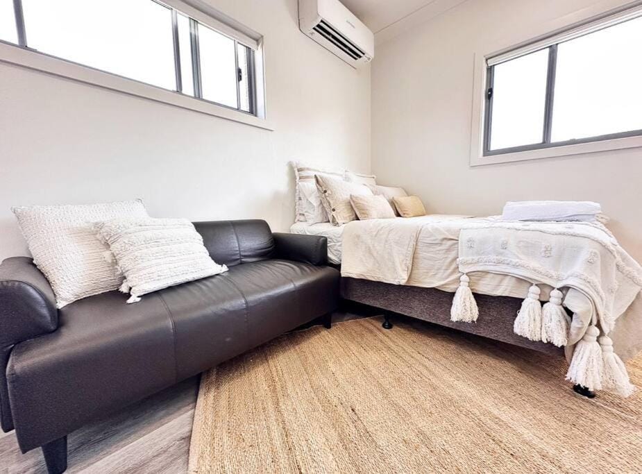 Coastlight - Modern Beachside Studio in Woonona Apartment in Wollongong