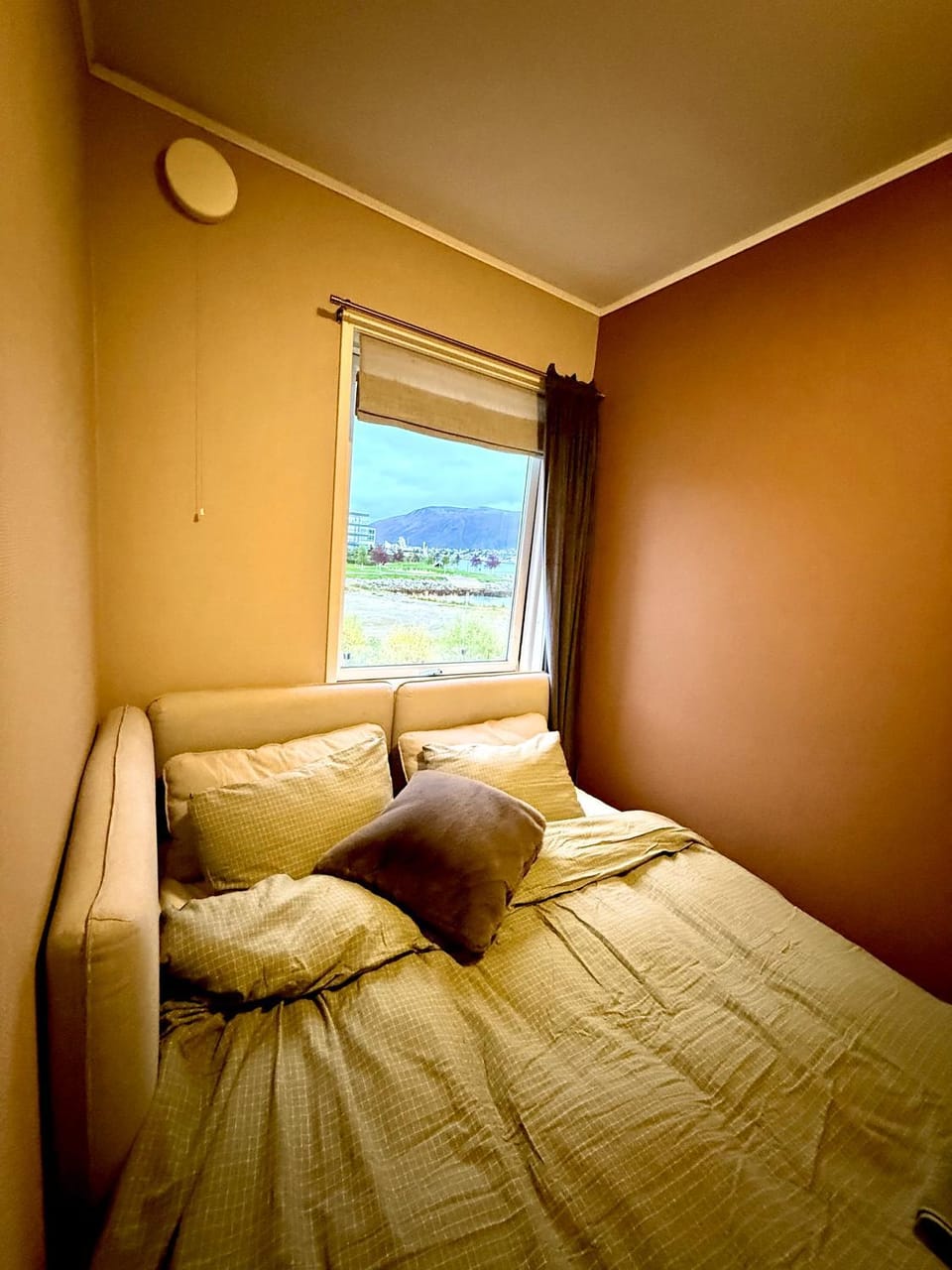 Cosy room in seaside apartment Vacation rental in Tromso