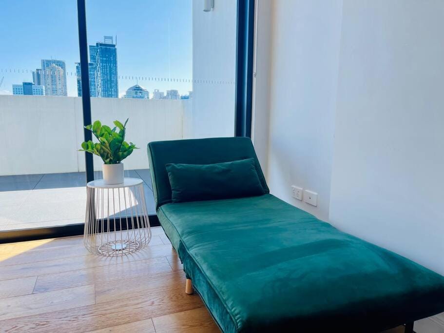 Stylish Chatswood 2BR Apartment with 3 Beds, Gym, Near Metro Apartment in Sydney