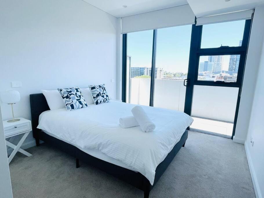 Stylish Chatswood 2BR Apartment with 3 Beds, Gym, Near Metro Apartment in Sydney