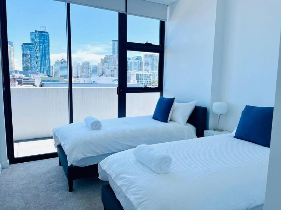Stylish Chatswood 2BR Apartment with 3 Beds, Gym, Near Metro Apartment in Sydney