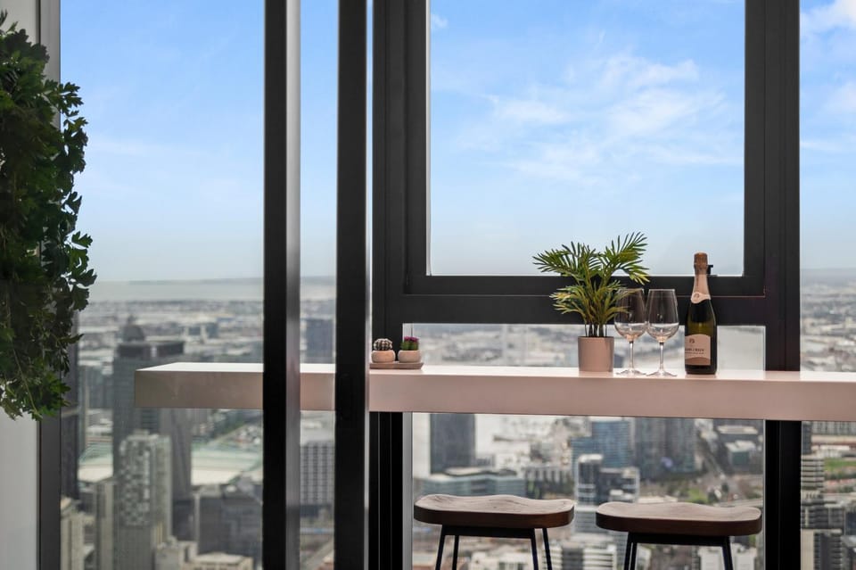 Gorgeous City Views 71st Floor 3BR Apartment with Pool and Gym Apartment in Melbourne