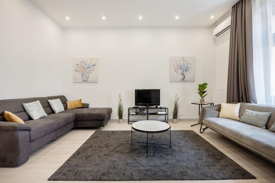 TV and multimedia, Living room, Seating area, air conditioner