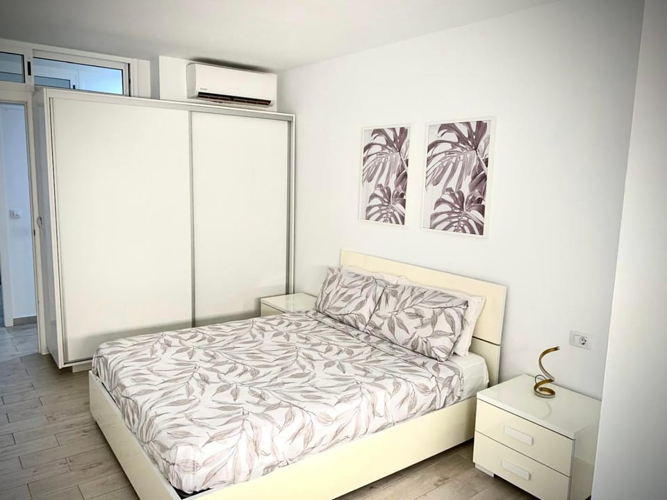 Bedroom, air conditioner