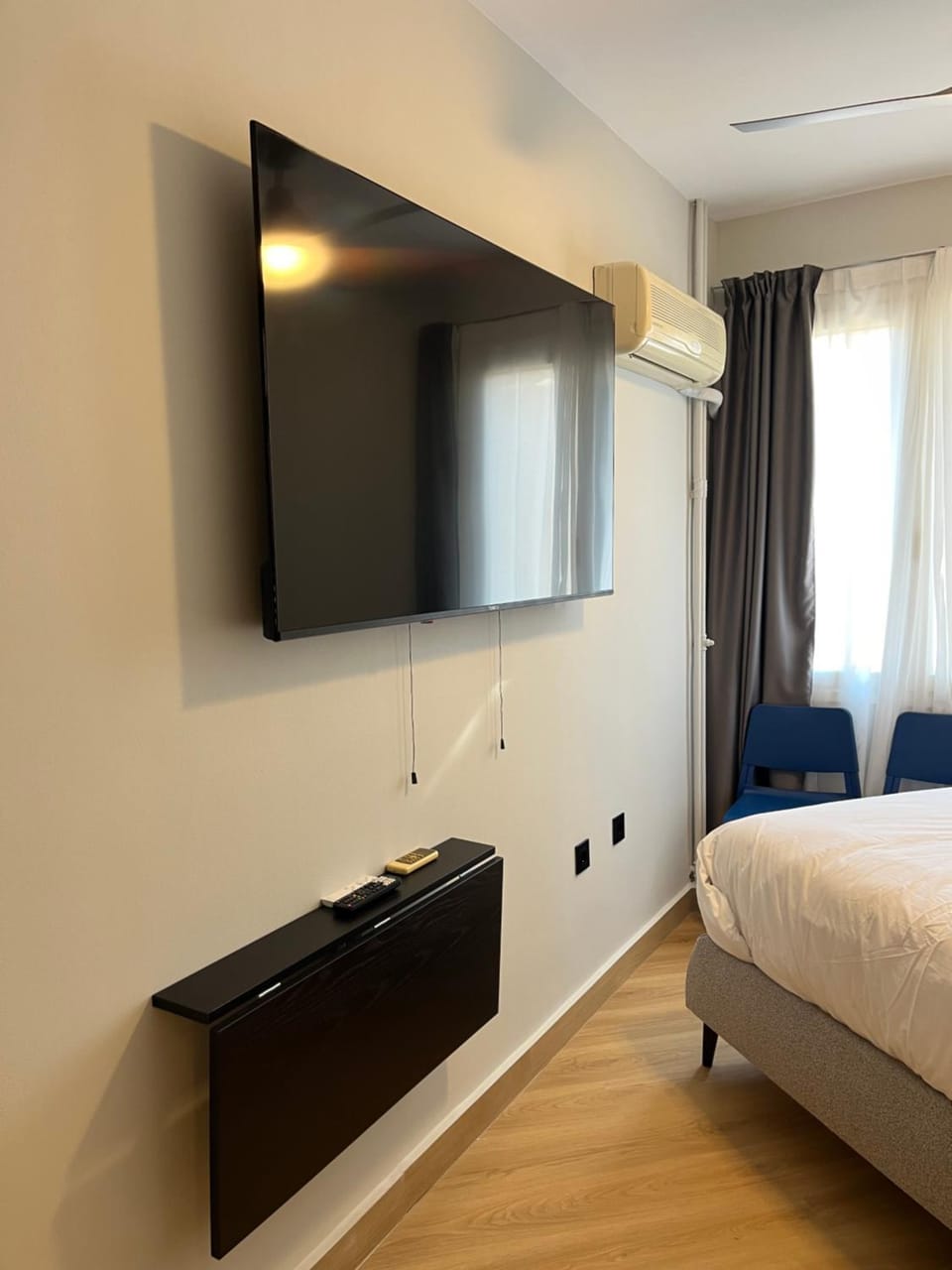 Bed, TV and multimedia, Photo of the whole room, Bedroom