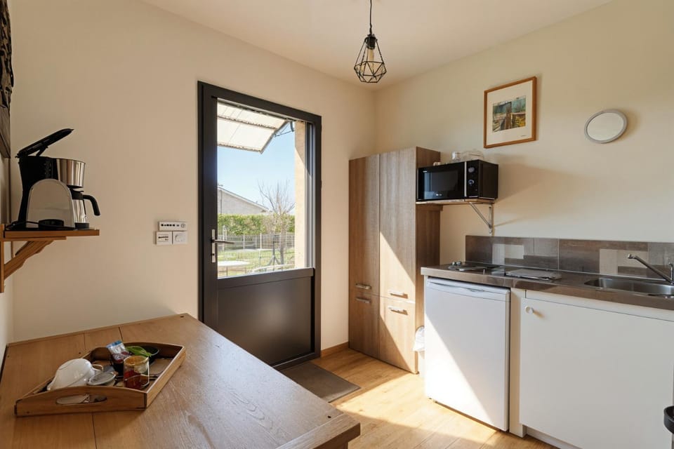 Kitchen or kitchenette, Dining area, stove