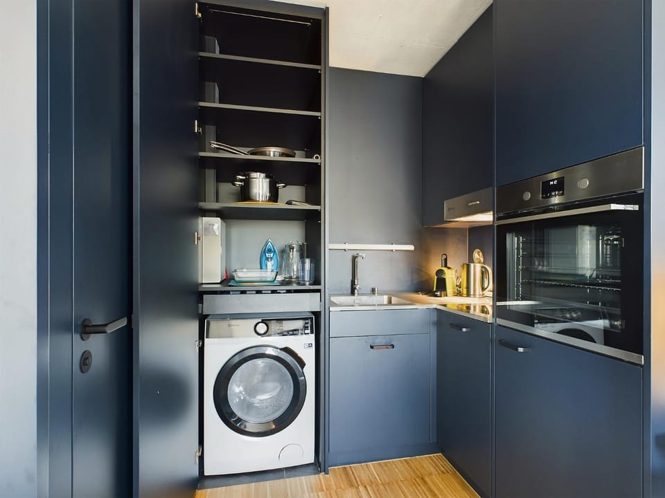 Coffee/tea facilities, Kitchen or kitchenette, dishwasher, oven, stove, washing machine, dryer
