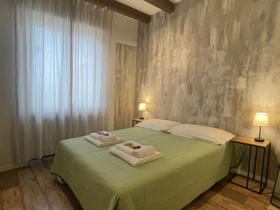 Bed, Bedroom, towels